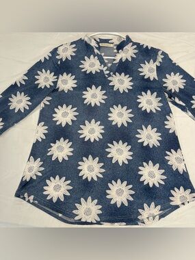 Mandarin collar  3/4 sleeve Blouse - White Daisy Print. Rounded hem. LG